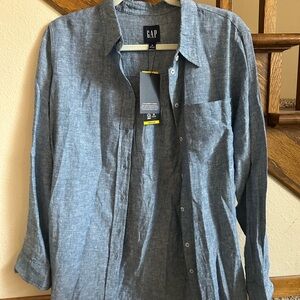 Button up long sleeve from Gap. Never worn. Size medium